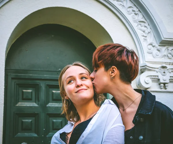 Flickor Par Stående Kyssas Mörkgrön Dörr Gatan — Stockfoto