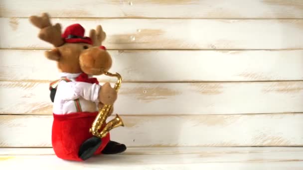 Ausgestopfte Rentiere Spielen Saxofon Und Tanzen Auf Einer Weißen Holzwand — Stockvideo