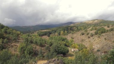 Madrid 'in kuzeyindeki dağ manzarası Sonbaharda bulutlu bir günde.  