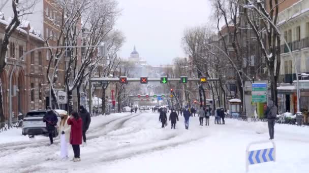 Grote Straat Madrid Bedekt Met Sneeuw Met Verkeerslichten Kathedraal Catedral — Stockvideo