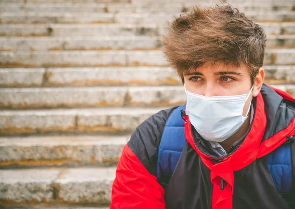 Kerl Mit Mundschutz Und Rucksack Schaut Einem Wintertag Auf Der — Stockfoto