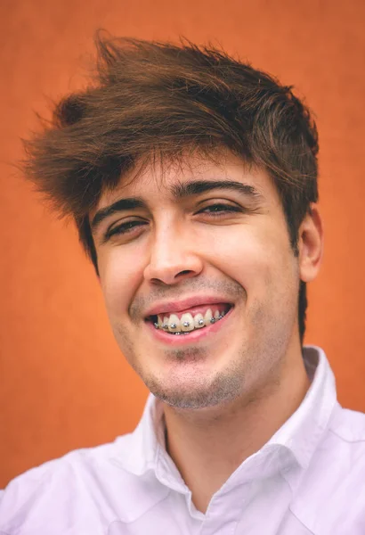 Chico Con Camisa Blanca Sonriendo Una Pared Naranja —  Fotos de Stock