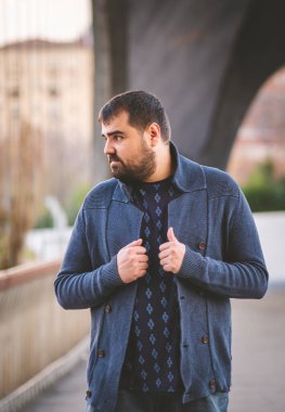 Gün batımında Madrid Köprüsü 'nde poz veren olgun sakallı adam..