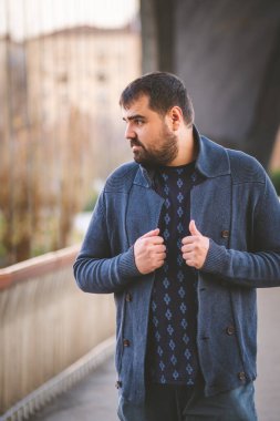 Gün batımında Madrid Köprüsü 'nde poz veren olgun sakallı adam..