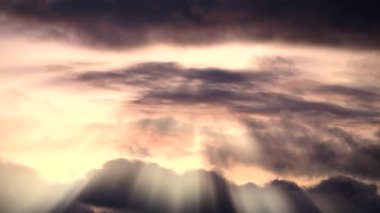 Bulutlu gökyüzünün zamanı ve gün batımında ışık ışınları