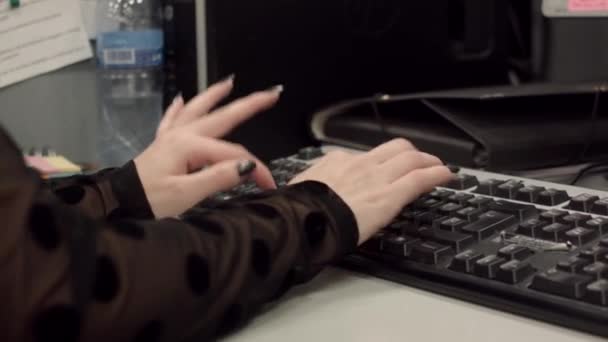 Vrouwen Handen Met Zwarte Nagels Typen Een Computer Toetsenbord Het — Stockvideo