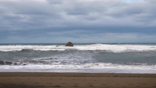Horizon Uma Praia Com Uma Rocha Meio Mar Dia Outono — Vídeo de Stock
