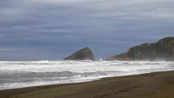 Orilla Una Playa Con Arena Mar Montañas Día Nublado Otoño — Vídeos de Stock