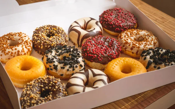 Bir kutuda farklı tatlarda donutlar var.. 