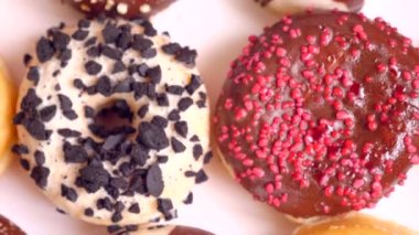 Bir kutuda farklı tatlarda donutlar var. Seçici bulanık görüntü.