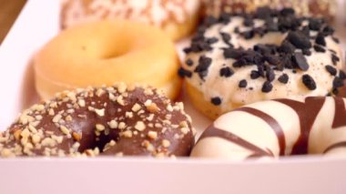 Bir kutuda farklı tatlarda donutlar var.. 