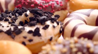 Bir kutuda farklı tatlarda donutlar var.. 