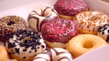 Bir kutuda farklı tatlarda donutlar var.. 