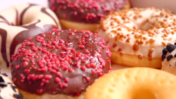 Assortiment Van Donuts Van Verschillende Smaken Een Doos — Stockvideo