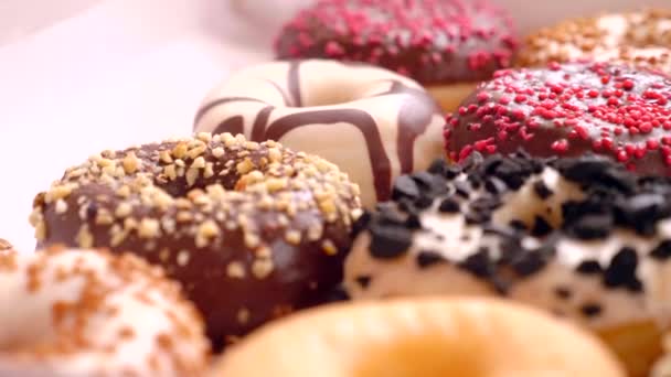 Auswahl Donuts Verschiedenen Geschmacksrichtungen Einer Schachtel — Stockvideo