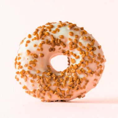 Beyaz arka planda bademli beyaz çikolatalı çörek..