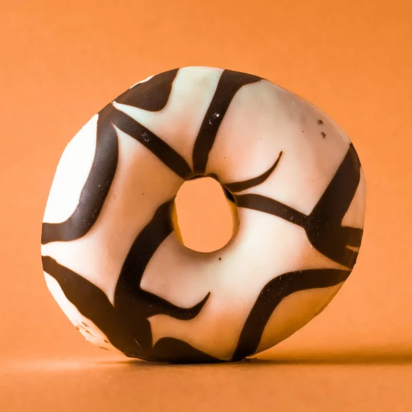 Turuncu Arka Planda Siyah Beyaz Çikolatalı Çörek — Stok fotoğraf