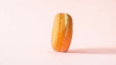 Şeker donutu beyaz arkaplanda yakınlaştırılıyor ve uzaklaşıyor.