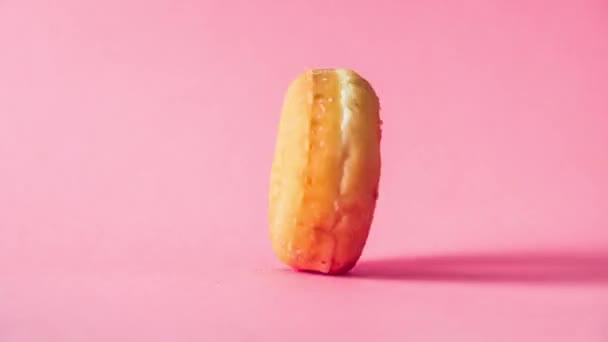 Şekerli Çörek Dönüyor Pembe Arka Planda Yakınlaşıyor Uzaklaşıyor — Stok video