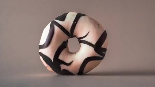 Zwarte Witte Chocolade Donut Roterende Zoomen Uit Grijze Achtergrond — Stockvideo