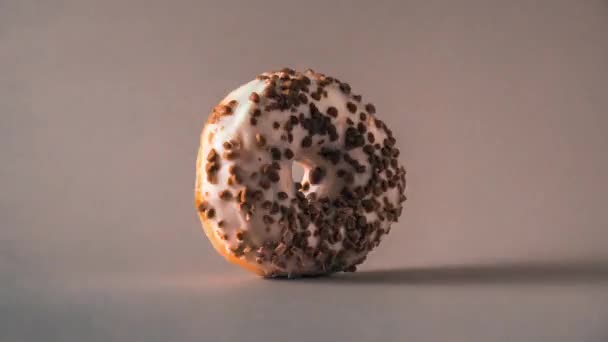 초콜릿 위에서 회전하는 아몬드 — 비디오