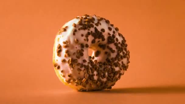 Donut Chocolate Blanco Con Almendras Rematando Girando Acercándose Alejándose Sobre — Vídeos de Stock