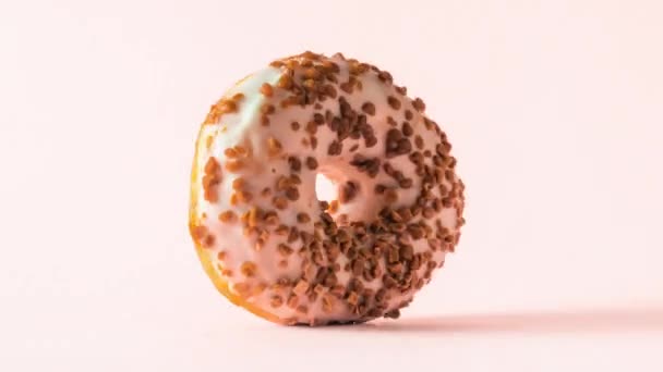 Donut Chocolate Blanco Con Almendras Rematando Girando Acercándose Alejándose Sobre — Vídeos de Stock