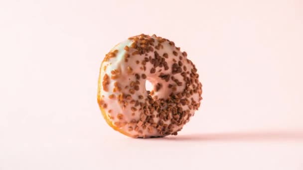 Witte Chocolade Donut Met Amandelen Topping Roteren Witte Achtergrond — Stockvideo