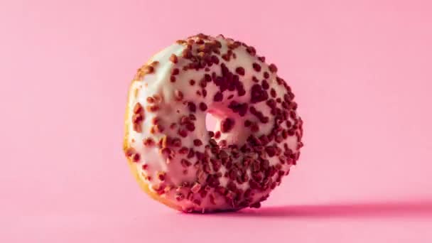 Donut Chocolate Branco Com Amêndoas Cobertura Rotativa Zoom Dentro Fora — Vídeo de Stock