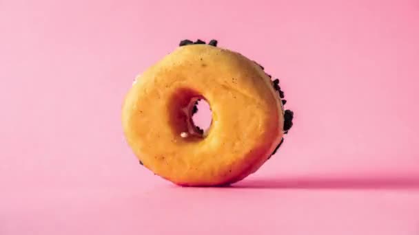 Ciambella Cioccolato Bianco Con Biscotti Neri Che Ruotano Sfondo Rosa — Video Stock