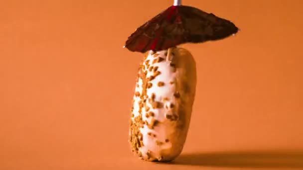 Witte Chocolade Donut Met Amandelen Topping Een Decoratie Paraplu Roterende — Stockvideo