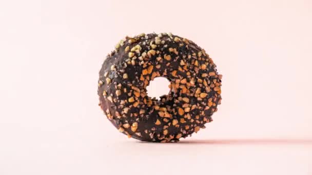 Шоколадний Пончик Мигдалевою Начинкою Обертається Білому Тлі — стокове відео