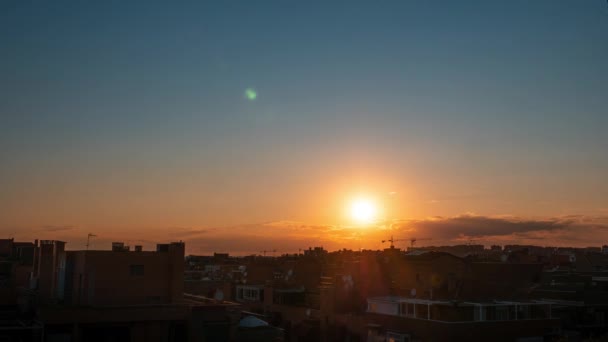 Timelapse Zachodu Słońca Nad Miastem Nielicznymi Chmurami Niebie Pomarańczowym Ciemnym — Wideo stockowe