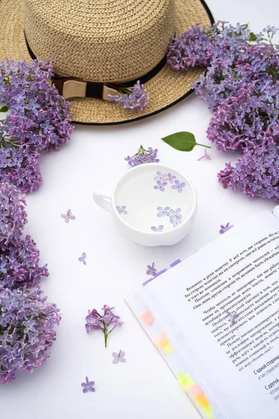 Lavanta, çiçek ve kitapla dolu bir hayat