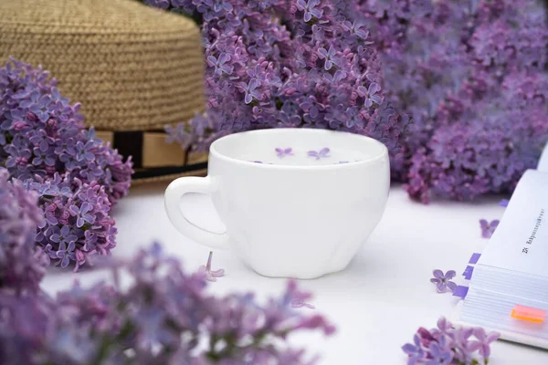 Lavanta, çiçek ve kitapla dolu bir hayat