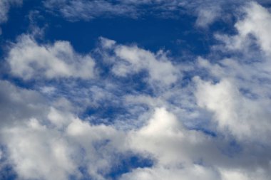 Kümülüs bulutları koyu mavi gökyüzüne karşı küme bulutu olarak da bilinir..