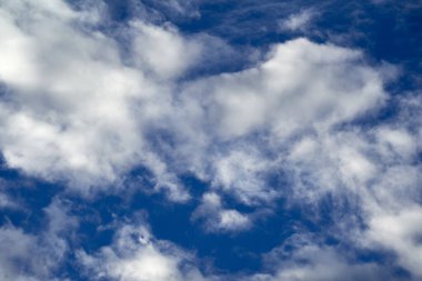 Mavi arka planda beyaz kümülüs bulutları olan güzel bir gökyüzü. yukarı görünüm.