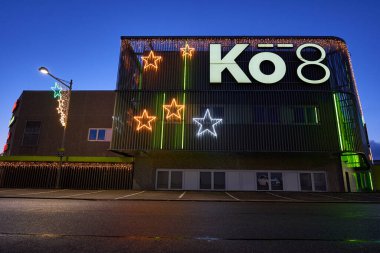 Kongen, Almanya - 20 Kasım 2020: Kongen 'deki Koe8 alışveriş merkezinin manzarası dışında, Noel için dış alan renklendirilmiş, park alanında hiçbir araç görülmüyor.