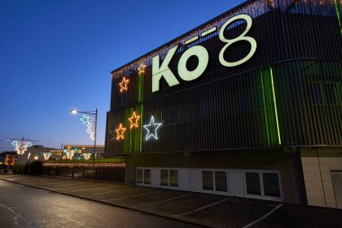 Kongen, Almanya - 20 Kasım 2020: Kongen 'deki Koe8 alışveriş merkezinin yan görüntüsü, Noel için dış alan renklendirilmiş, otoparkta hiçbir araç görünmüyor.