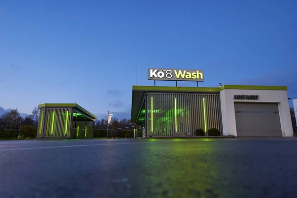 Kongen, Almanya - 20 Kasım 2020: Koengen 'deki Ko8 Wash parkının yukarısı. Sabahın köründe insanlar olmadan.