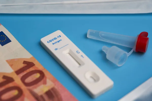 Antijen testi ayrıca test kaseti, pamuk çubuğu ve mavi bir yüzey üzerinde örnek tüp ile Corona hızlı testi. Sıvıya odaklan. Yakın çekim..