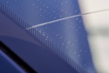 Arabanın ön camında 1 hasar var. Dolu ya da taş çarpması sonucu oluşmuş. Sigorta talebi. Yakın çekim..