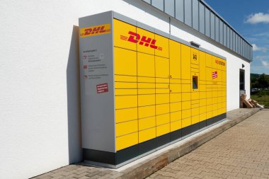 Neckartenzlingen, Almanya - 29 Haziran 2021: Dhl Paket İstasyonu da paket makinesi. Yan görünüm.
