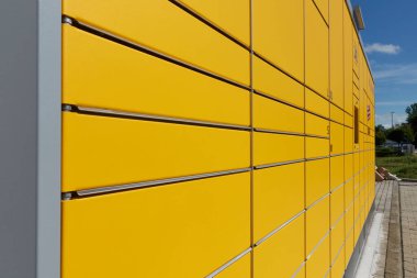 Neckartenzlingen, Almanya - 29 Haziran 2021: Müşterilerin siparişlerini kendileri alabilecekleri ve paket gönderebilecekleri DHL Paket İstasyonu. Yan görünüm.
