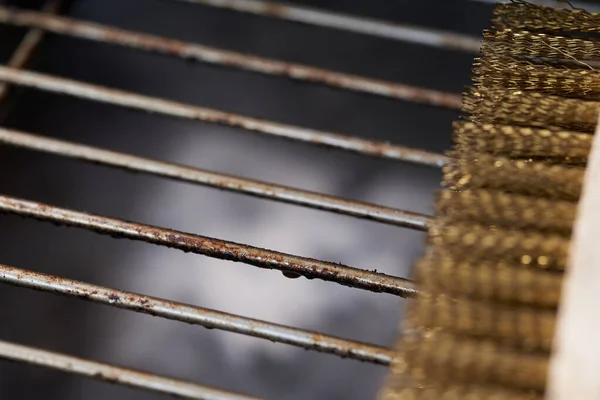 Yağlı ızgarayı kapat. Pirinç kıllı fırçanın bir kısmı kenarda duruyor. Boşluğu kopyala.