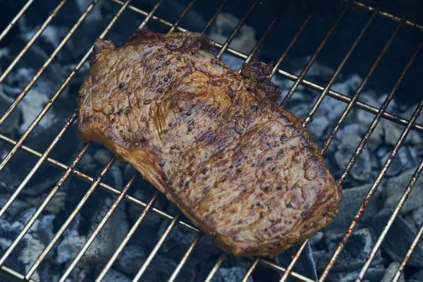 Bife Bife Carne Bovina Está Uma Grelha Aço Inoxidável Carvões — Fotografia de Stock