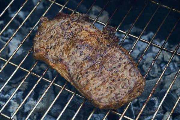 Biff Rumpstek Nötkött Ligger Rostfri Grill Glödande Kol Steker Delikatessen — Stockfoto