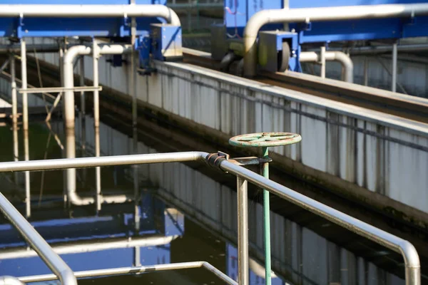 德国废水处理厂 Klaeranlage 蓝色钢结构 带有管道和铁轨 过滤水体中的脏水 — 图库照片