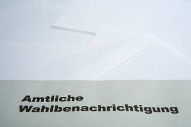 Beyaz zarfın üzerine siyah harfler: Resmi seçim bildirimi (Almanca: Amtliche Wahlbenachrichtigung). Almanya 'da 2021 federal seçimleri. Yakın çekim..