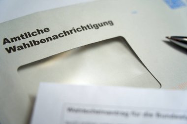 Beyaz zarfın üzerine siyah harfler: Resmi seçim bildirimi (Almanca: Amtliche Wahlbenachrichtigung). Almanya 'da 2021 federal seçimleri. - Yakın çekim. Avrupa.